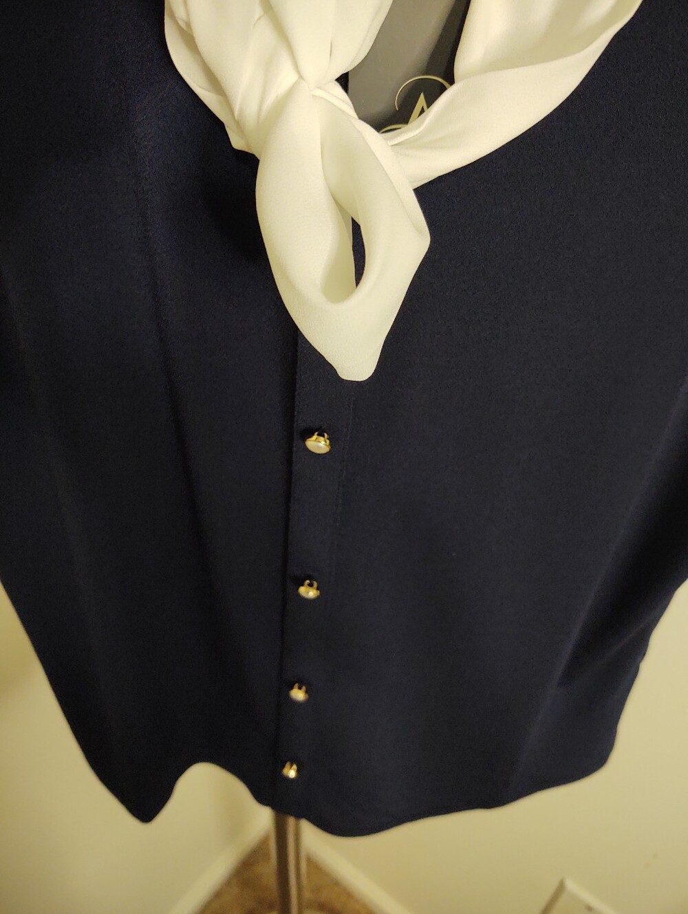 Adrianna Papell Navy Sleeveless Blouse with White Tie Neck Medium NWT - Picture 3 of 7